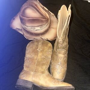 Roper cowgirl boots with hat included